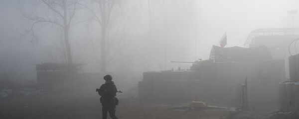 Российский миротворец на блокпосту №6 на въезде в город Шуша на дороге из Степанакерта в Лачин. Российский миротворец на блокпосту №6 на въезде в город Шуша на дороге из Степанакерта в Лачин. - 俄罗斯卫星通讯社