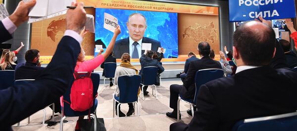 17 декабря 2020. Президент России Владимир Путин в режиме видеоконференции участвует в ежегодной пресс-конференции в Центре международной торговли на Красной Пресне. - 俄罗斯卫星通讯社
