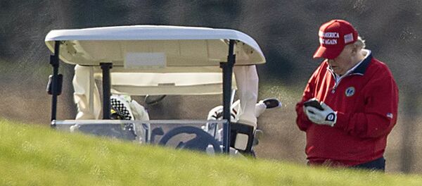 打算圣诞“加班”的特朗普现身高尔夫球场 - 俄罗斯卫星通讯社