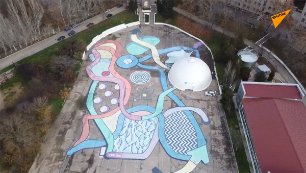 来自太空的问候：塞瓦斯托波尔艺术家在柏油路上创作巨幅化作 - 俄罗斯卫星通讯社
