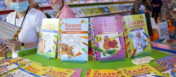 Посетители на 33-й Московской международной книжной выставке-ярмарке в Москве.  - 俄罗斯卫星通讯社