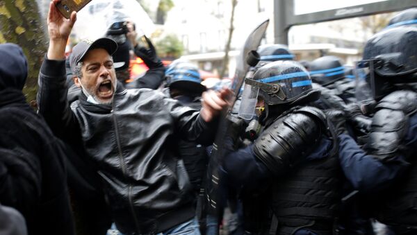 Участник протеста и полицейские в Париже  - 俄羅斯衛星通訊社