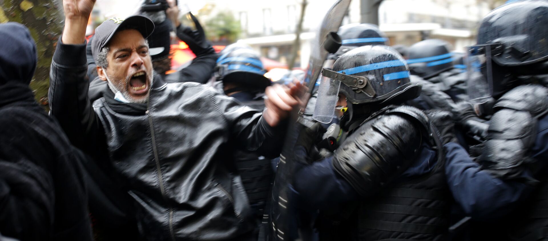 Участник протеста и полицейские в Париже  - 俄罗斯卫星通讯社, 1920, 08.11.2021