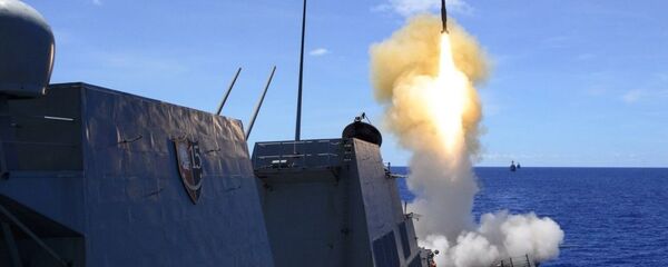 Эскадренный миноносец USS Mustin (DDG 89) запускает ракету SM-2 во время учений MISSILEX для MultiSail - 俄罗斯卫星通讯社