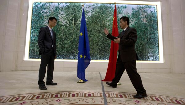 Chinese Trade Ministry officer prepares the EU and Chinese flags - 俄罗斯卫星通讯社