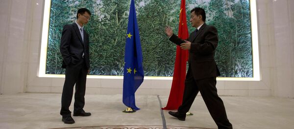 Chinese Trade Ministry officer prepares the EU and Chinese flags - 俄罗斯卫星通讯社