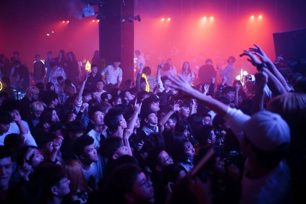 Посетители танцуют в ночном клубе в Ухане - 俄罗斯卫星通讯社