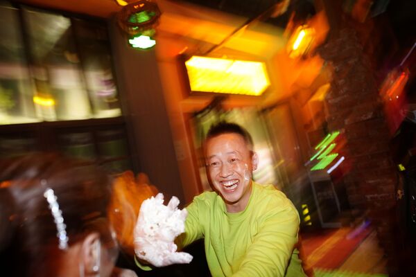 Посетители мажут друг друга кремом от праздничного торта в баре Уханя - 俄罗斯卫星通讯社