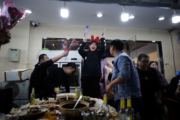 Люди празднуют день рождения в ресторане Уханя - 俄罗斯卫星通讯社