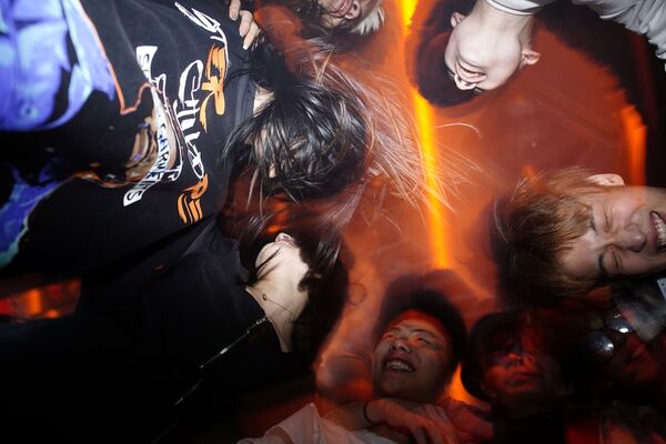Люди танцуют в ночном клубе Уханя - 俄罗斯卫星通讯社