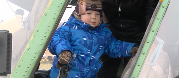 俄波羅的海艦隊飛行員為六歲患病男孩圓直升機夢  - 俄羅斯衛星通訊社