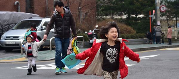 Семья с двумя детьми в Южной Корее - 俄羅斯衛星通訊社