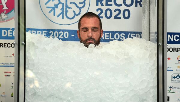 Житель Франции Ромен Вандендорп во время мирового рекорда по длительности пребывания в емкости со льдом - 俄羅斯衛星通訊社
