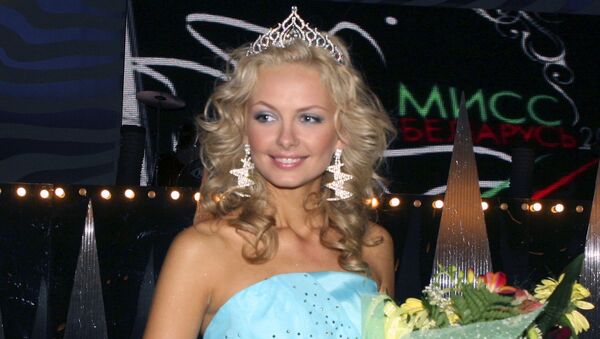 Olga Khizhinkova smiles after her coronation as Miss Belarus 2008 - 俄羅斯衛星通訊社