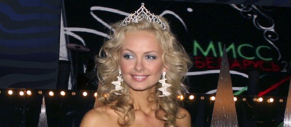 Olga Khizhinkova smiles after her coronation as Miss Belarus 2008 - 俄羅斯衛星通訊社
