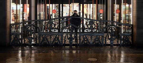 Охранник у входа в универмаг KaDeWe - 俄罗斯卫星通讯社