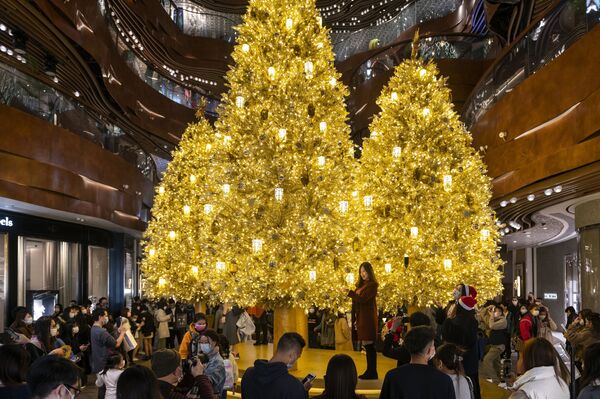 香港一家商场布置了巨大的黄金圣诞树 - 俄罗斯卫星通讯社