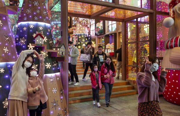 人们在香港一家商场拍照留念 - 俄罗斯卫星通讯社