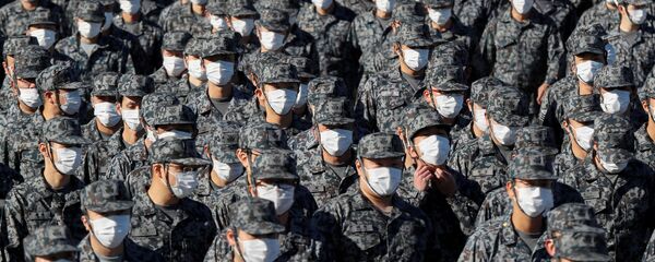 Военнослужащие сил самообороны Японии во время осмотра премьер-министром Японии Ёсихидэ Суга на авиабазе Ирума в Саяме, префектура Сайтама, Япония - 俄羅斯衛星通訊社