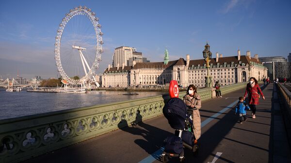 Люди в защитных масках на мосту в Лондоне, Великобритания - 俄罗斯卫星通讯社