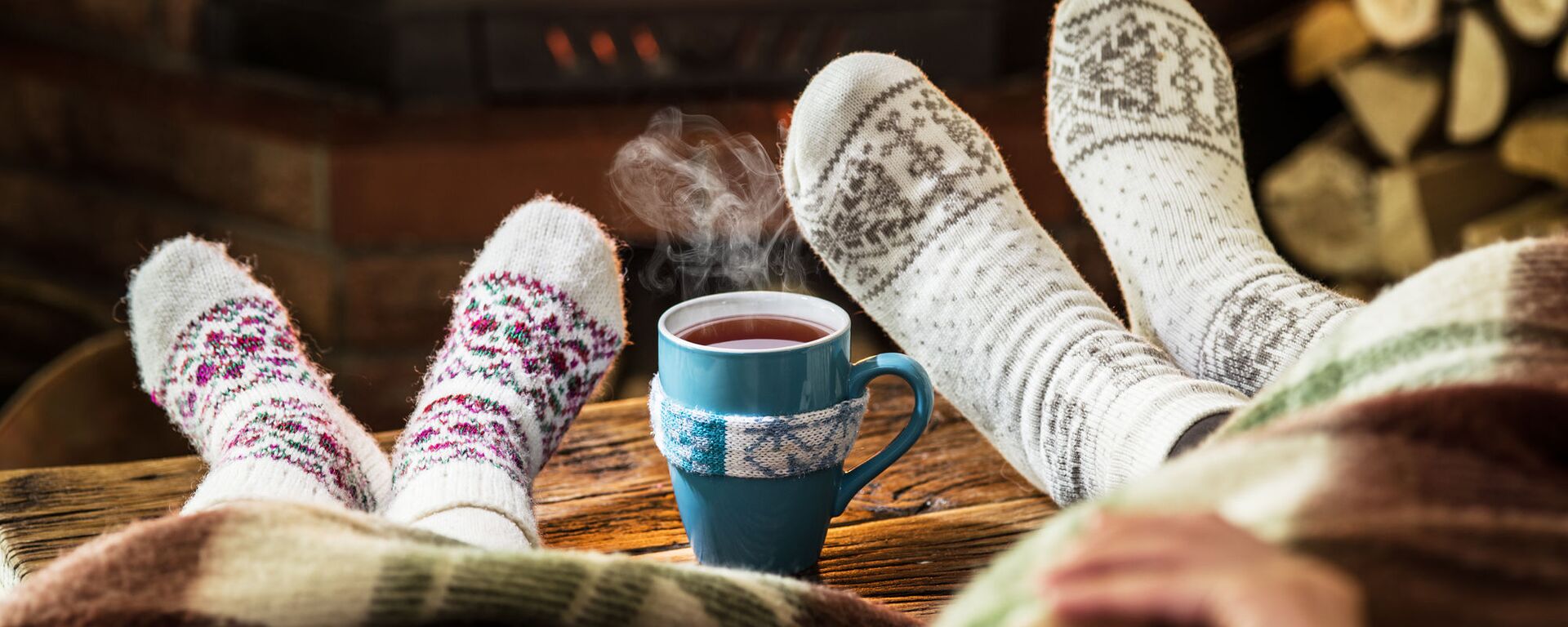 Люди в теплых носках отдыхают с чашкой чая у камина - 俄罗斯卫星通讯社, 1920, 07.12.2022