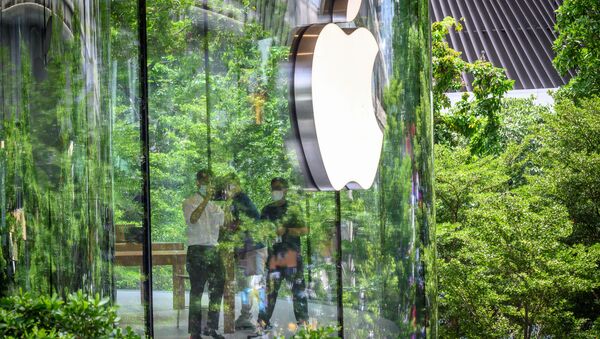 Покупатели у логотипа Apple в центре Бангкока  - 俄罗斯卫星通讯社