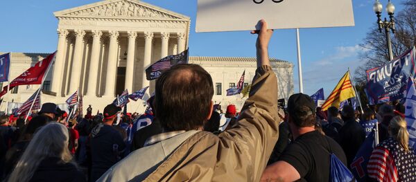 Человек с табличкой во время акции протеста против результатов выборов в Вашингтоне, США Человек с табличкой во время акции протеста против результатов выборов в Вашингтоне, США - 俄罗斯卫星通讯社