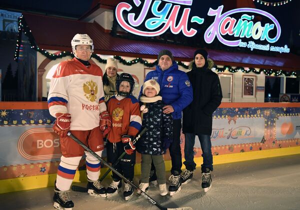 普京實現男孩夢想與他一起滑冰 普京實現男孩夢想與他一起滑冰 - 俄羅斯衛星通訊社