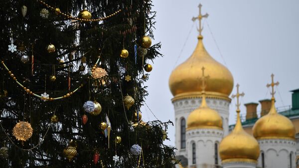 Украшение новогодней елки на Соборной площади Московского Кремля - 俄羅斯衛星通訊社