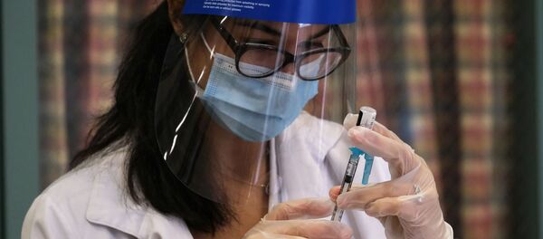 Медицинский работник во время вакцинации от коронавируса. Нью-Йорк. Медицинский работник во время вакцинации от коронавируса. Нью-Йорк. - 俄罗斯卫星通讯社