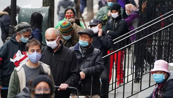 People wait in line at the St. Clements Food Pantry for food during the coronavirus disease (COVID-19) pandemic in the Manhattan borough of New York City, New York, U.S., December 11, 2020. - 俄羅斯衛星通訊社