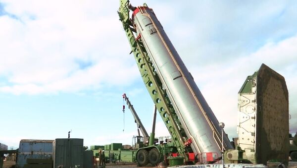 Межконтинентальная баллистическая ракета ракетного комплекса стратегического назначения Авангард во время установки в пусковую шахту в Оренбургской области - 俄羅斯衛星通訊社
