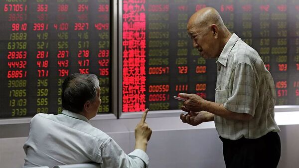Люди следят за ценами на акции в брокерской конторе в Пекине - 俄羅斯衛星通訊社