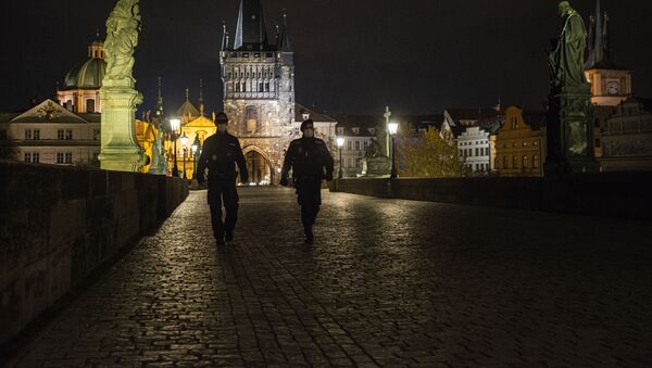 Полиция на Карловом мосту в Праге, Чехия  - 俄罗斯卫星通讯社