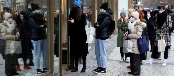 Покупатели у магазина в Праге  - 俄罗斯卫星通讯社