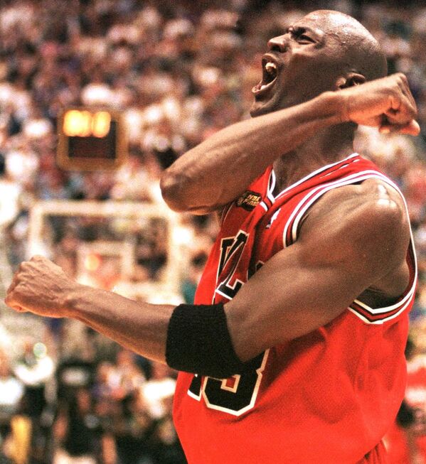  Майкл Джордан из Chicago Bulls празднует победу в игре финала НБА в Солт-Лейк-Сити, штат Юта - 俄羅斯衛星通訊社
