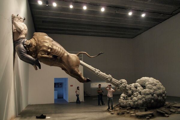 Скульптура китайского художника Чэнь Вэньлинга ​​в галерее Пекина, критикующая мировой финансовый кризис - 俄羅斯衛星通訊社
