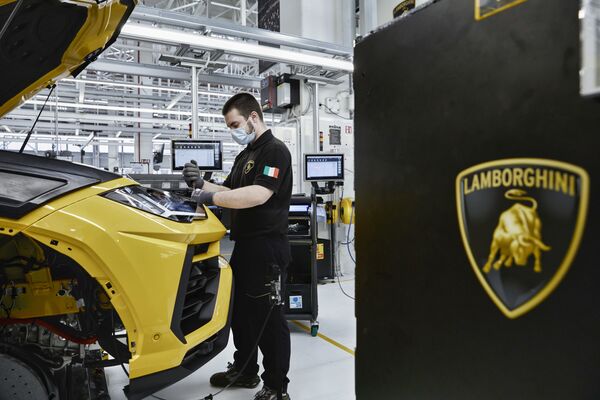 Рабочий сборочной линии завода Lamborghini в Сант-Агата-Болоньезе, Италия - 俄羅斯衛星通訊社