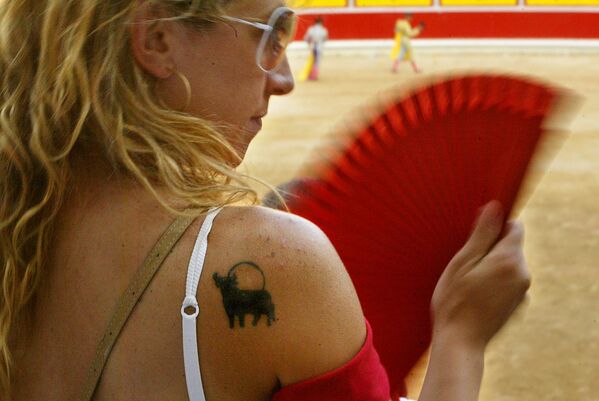 Женщина с татуировкой быка на плече во время корриды на ярмарке Сан-Фермин, Испания - 俄羅斯衛星通訊社