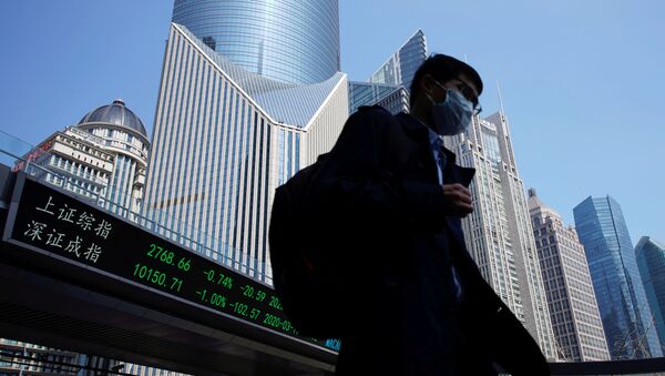 Мужчина на фоне акций в финансовом центре Шанхая. - 俄罗斯卫星通讯社
