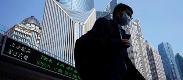 Мужчина на фоне акций в финансовом центре Шанхая. Мужчина на фоне акций в финансовом центре Шанхая. - 俄罗斯卫星通讯社