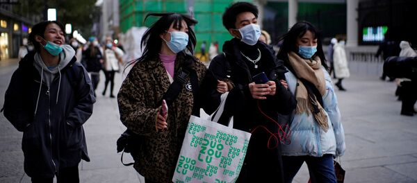 Люди после шопинга в Ухани - 俄罗斯卫星通讯社