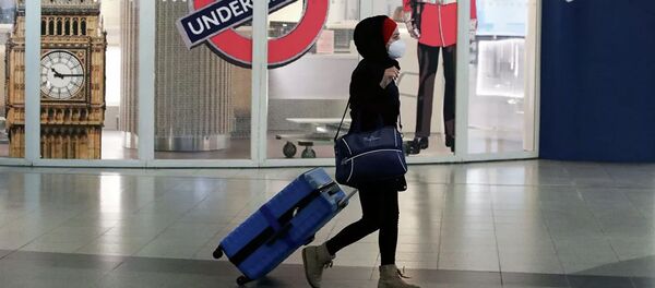 Женщина проходит мимо закрытого входа в терминал Eurostar Женщина проходит мимо закрытого входа в терминал Eurostar - 俄羅斯衛星通訊社