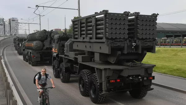 Военная техника едет к центру Москвы - 俄羅斯衛星通訊社