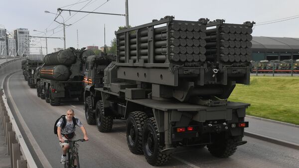 Военная техника едет к центру Москвы - 俄罗斯卫星通讯社