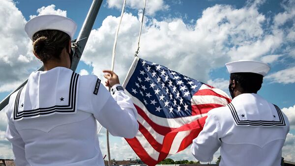 Подъем флага на корабле Маунт Уитни ВМС США - 俄罗斯卫星通讯社
