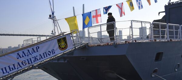 Военнослужащий Тихоокеанского флота на борту корвета Герой России Алдар Цыденжапов на причале Тихоокеанского флота на Корабельной набережной во Владивостоке. Военнослужащий Тихоокеанского флота на борту корвета Герой России Алдар Цыденжапов на причале Тихоокеанского флота на Корабельной набережной во Владивостоке. - 俄羅斯衛星通訊社