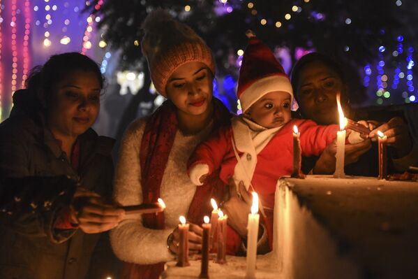 Верующие зажигают свечи в канун Рождества в соборе в Амритсаре, Индия  - 俄罗斯卫星通讯社