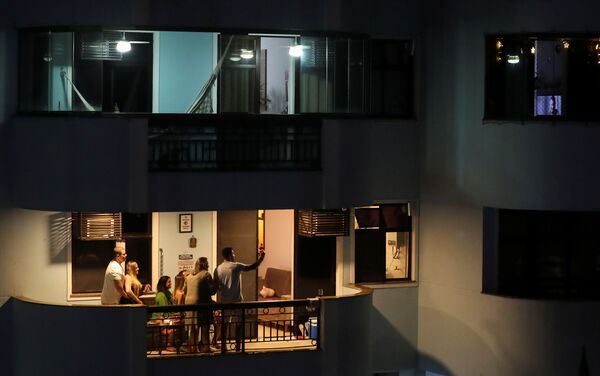 Семья празднует Сочельник на балконе в Рио-де-Жанейро, Бразилия - 俄罗斯卫星通讯社