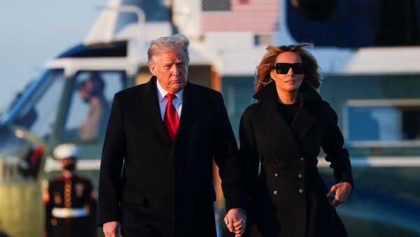 U.S. President Donald Trump and first lady Melania Trump prepare to board Air Force One at Joint Base Andrews in Maryland, U.S., December 23, 2020. - 俄羅斯衛星通訊社